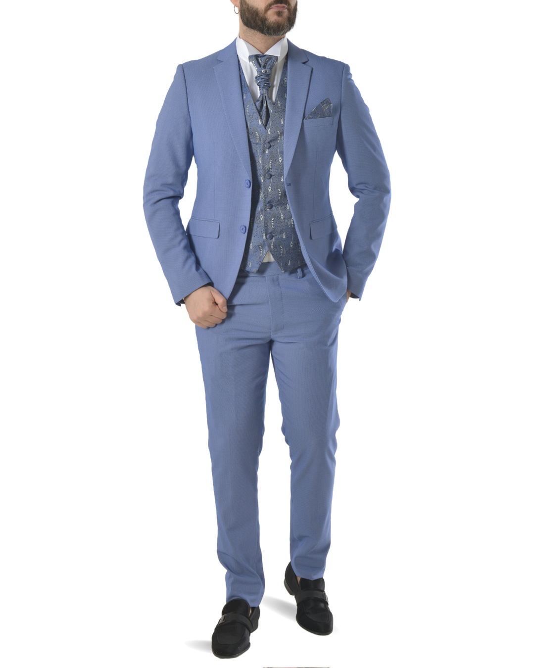 Abito slim elegante con gilet e  cravattone celeste