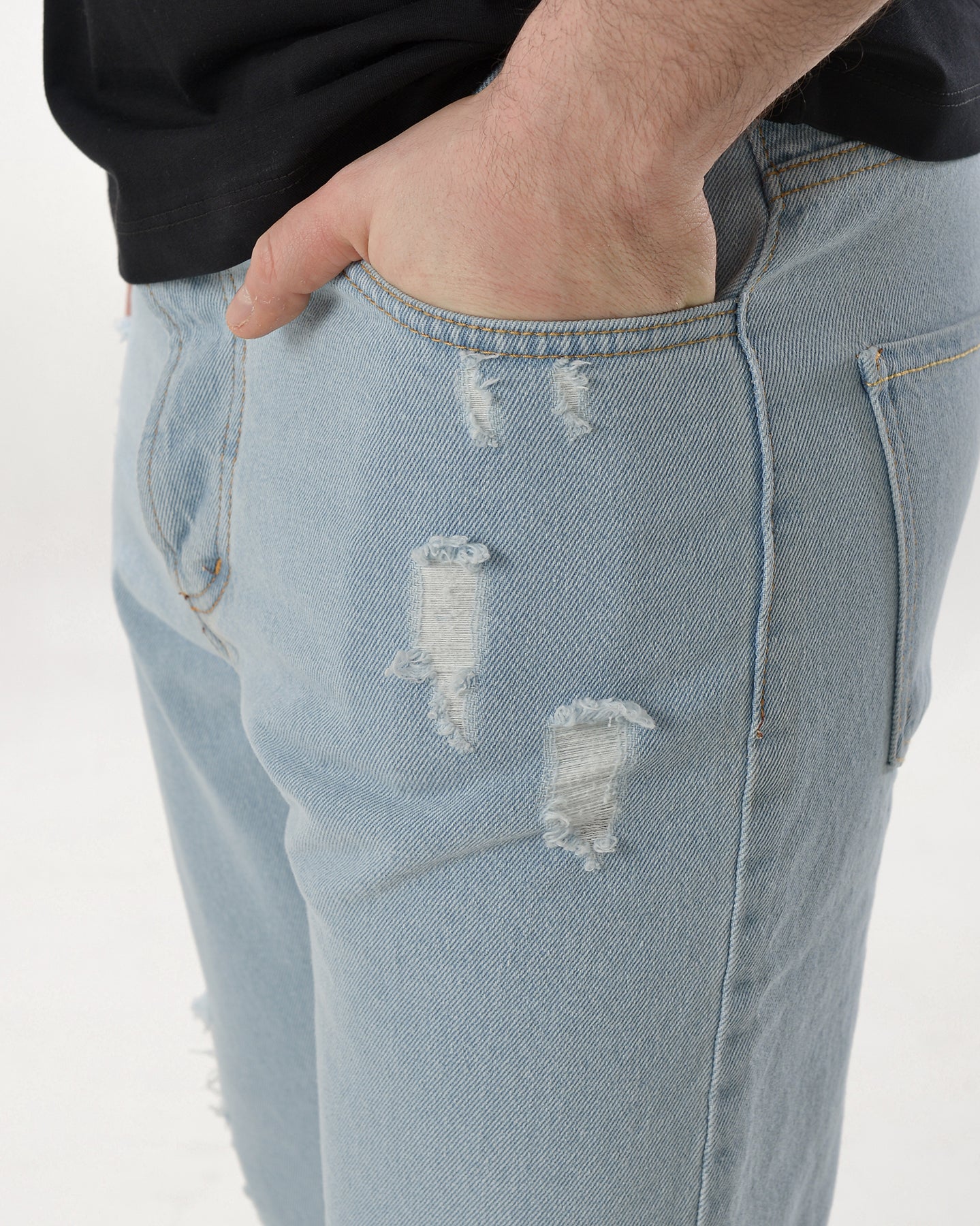 Jeans loose fit con piccoli strappi Mrc01