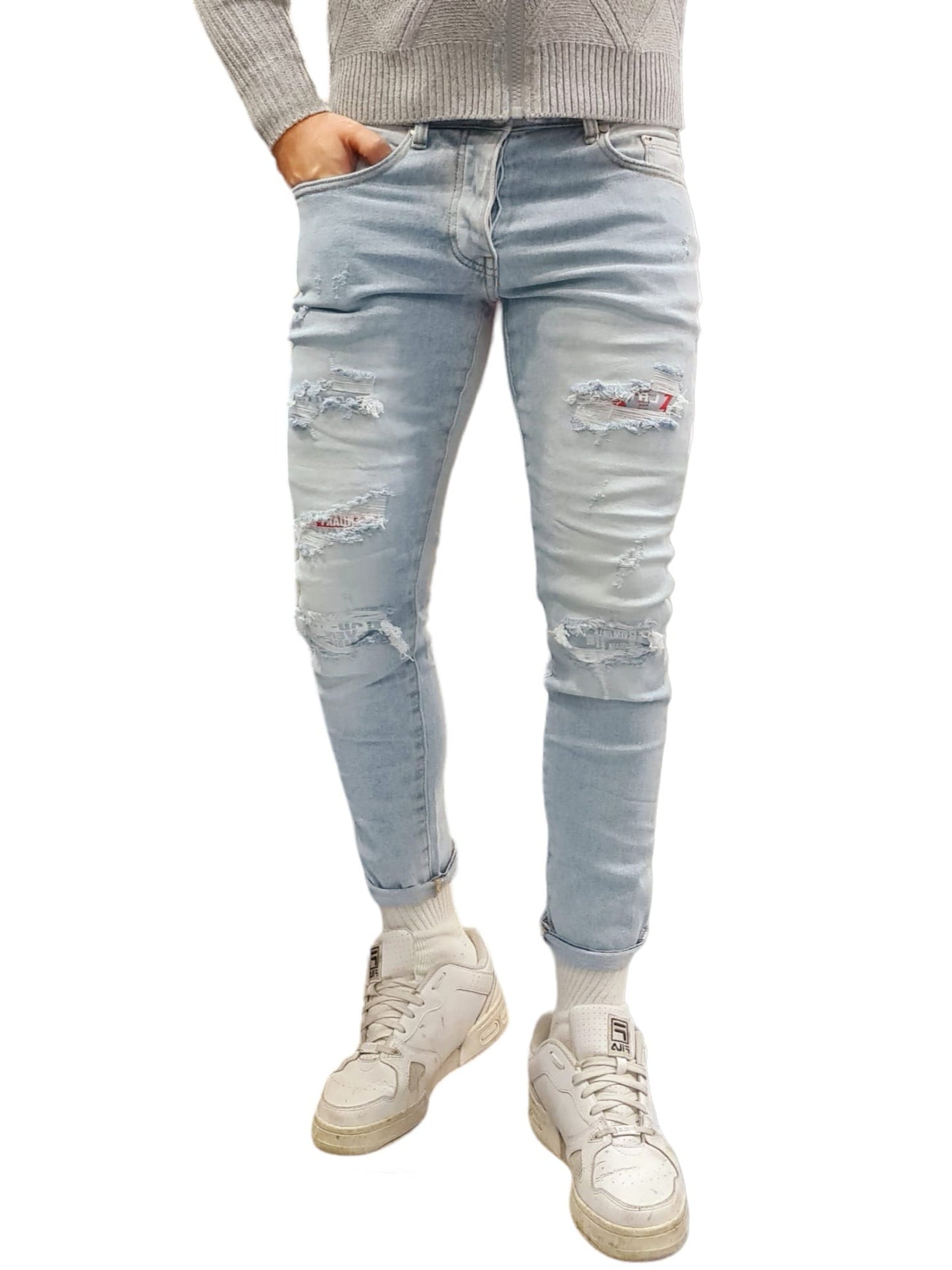 Jeans slim con piccole rotture e toppe sottostanti